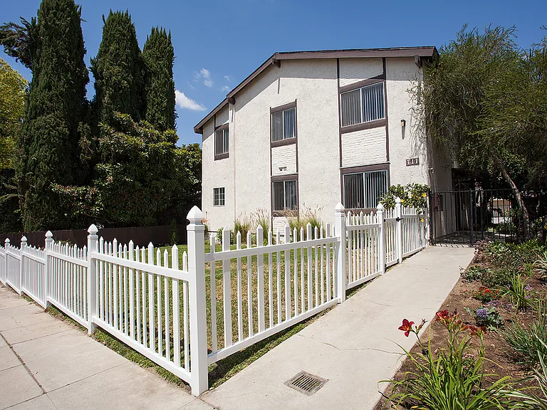711 E Tujunga Ave #A — Photo 3