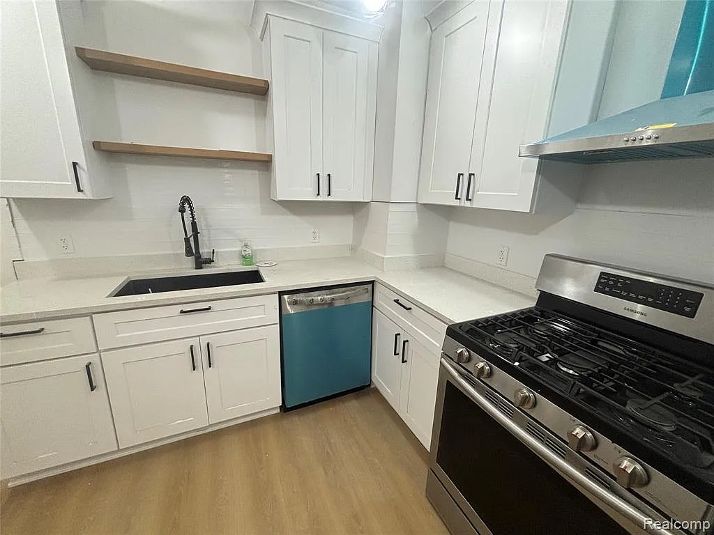 2 bed, 1.0 bath, 3084 sqft, $1,599 — Photo 3