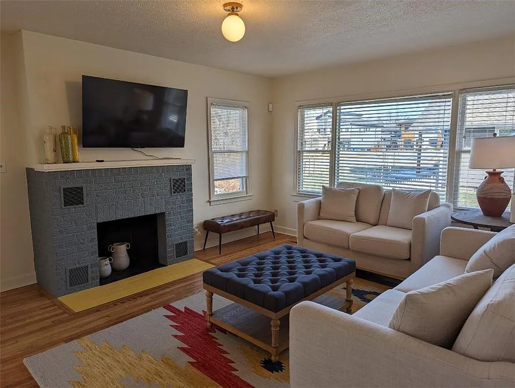 3 bed, 1186 sqft, $2,400 — Photo 3