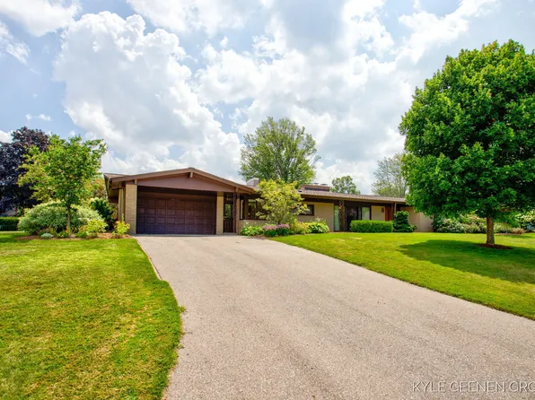 860 Allen Dr, Holland, MI 49423