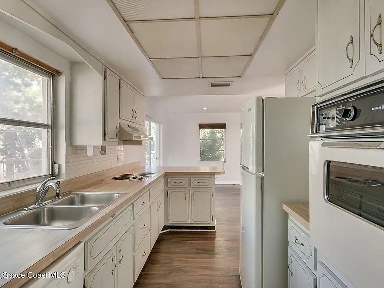 300 Amherst Ave — Photo 9