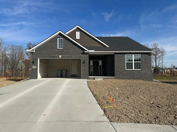 21000 Campolina Dr, South Lyon, MI 48178
