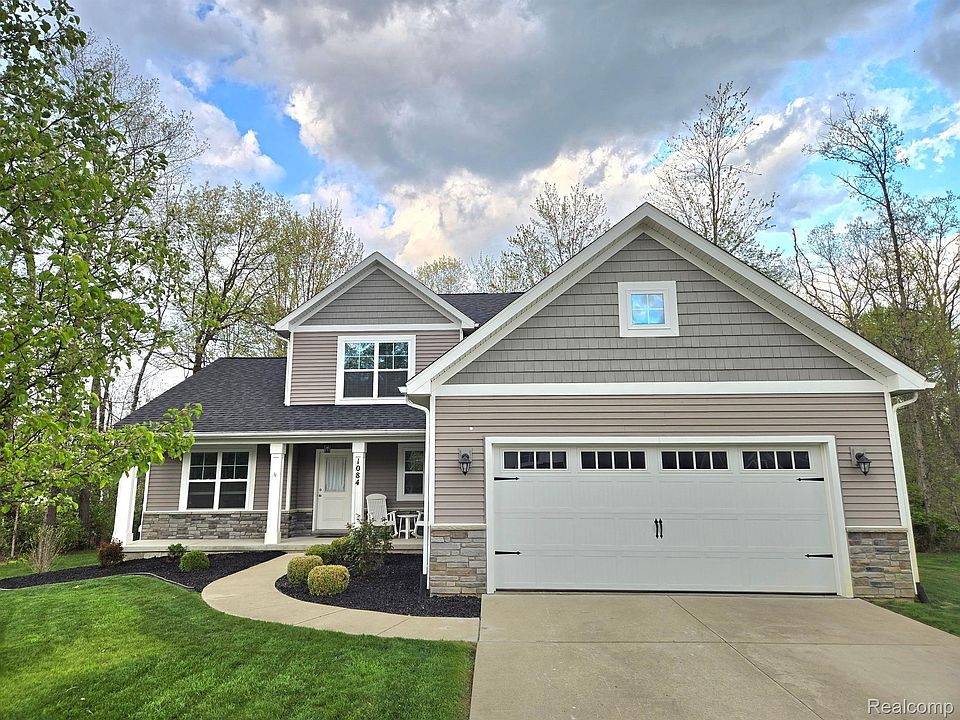 1st image of 1084 Woods Edge Dr