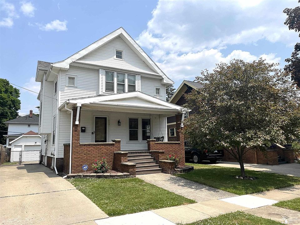 1st image of 119 E 7th St