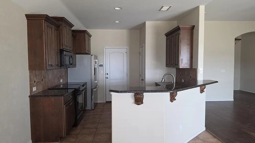 4 bed, 2.0 bath, 2084 sqft, $3,000 — Photo 3