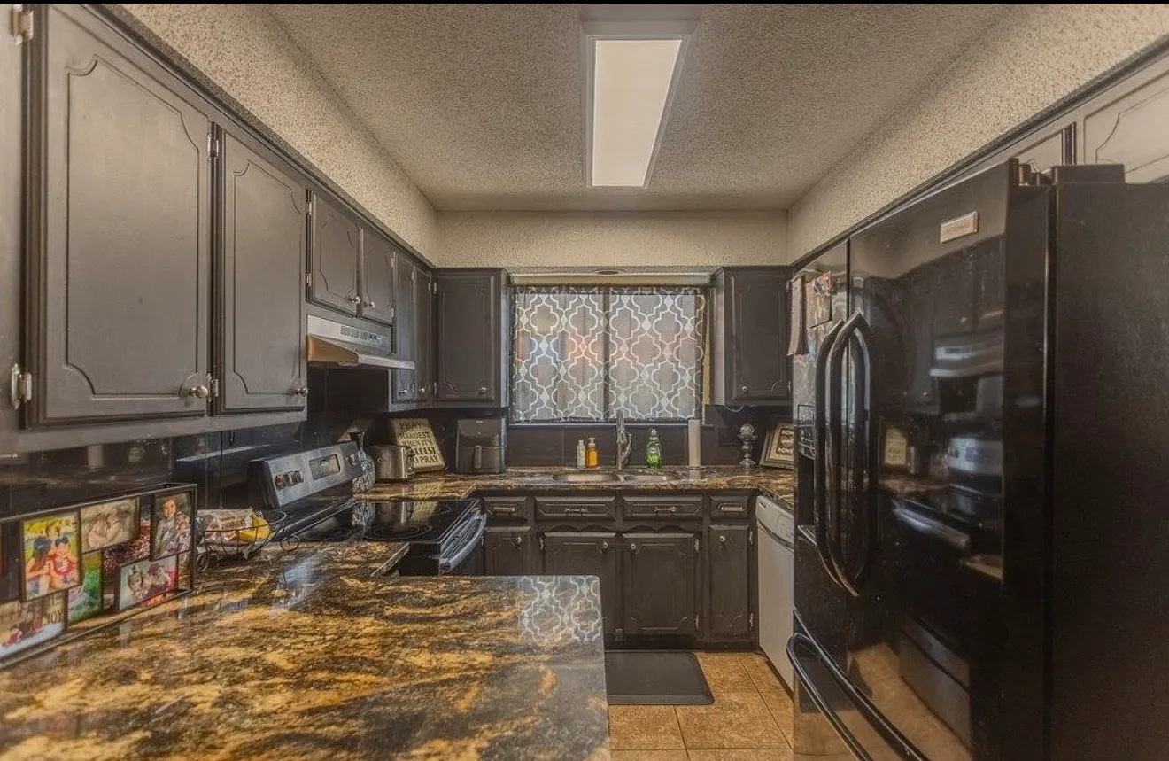 3 bed, 1951 sqft, $2,300 — Photo 3