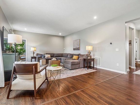 3rd image of 9385 Winfield Ln