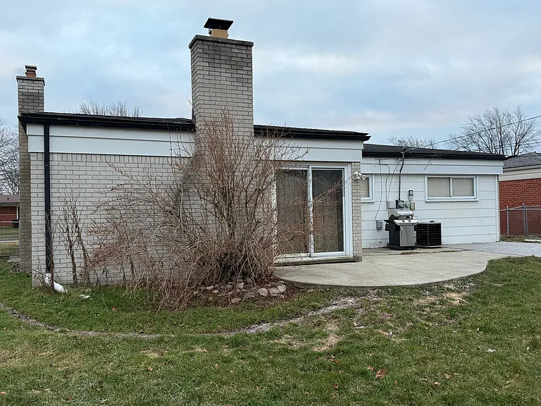 4651 Kingsley Dr — Photo 12