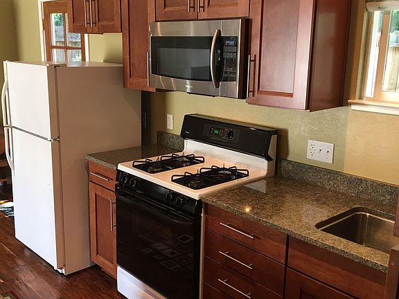 3rd image of 335 Betty Ln