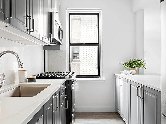 3rd image of 95 Park Ter E APT 5D