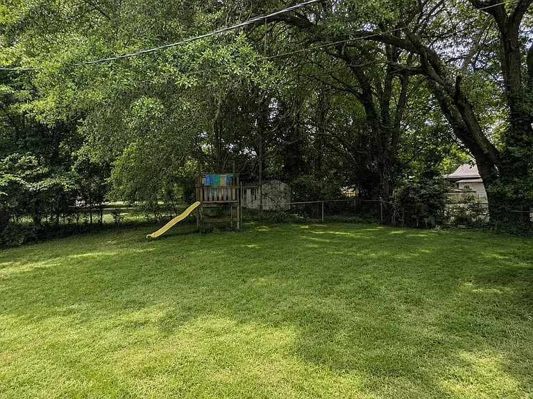 102 Marshall Dr — Photo 2