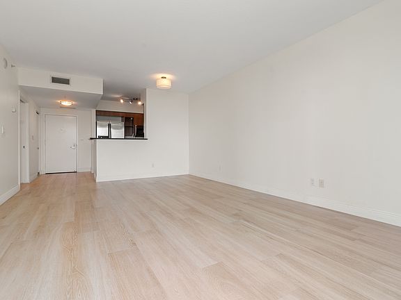 5th image of 325 Biscayne Blvd #1718