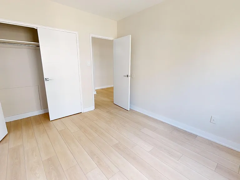 1170 Fennell Ave E — Photo 14