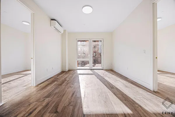 Living room, photo 2