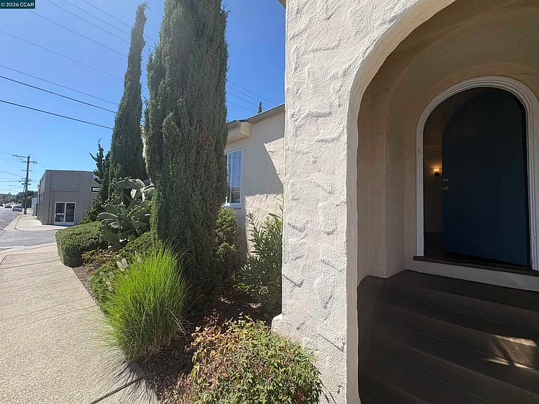1602 Georgia St — Photo 5