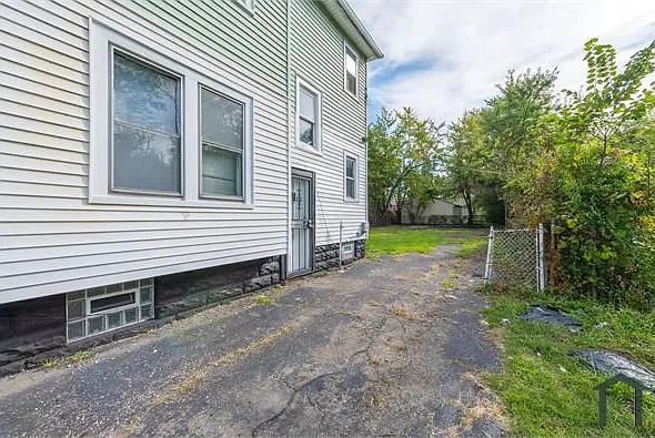 3 bed, 1752 sqft, $1,100 — Photo 2