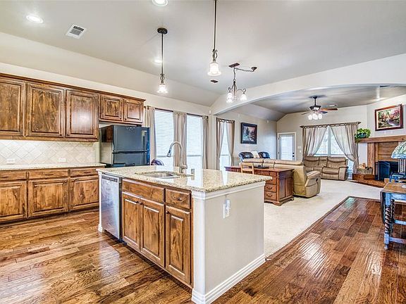 2nd image of 5112 Pinewood Dr