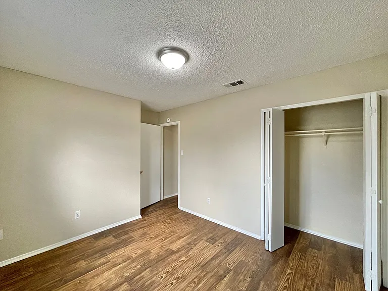 2416 Grasslands Dr — Photo 18