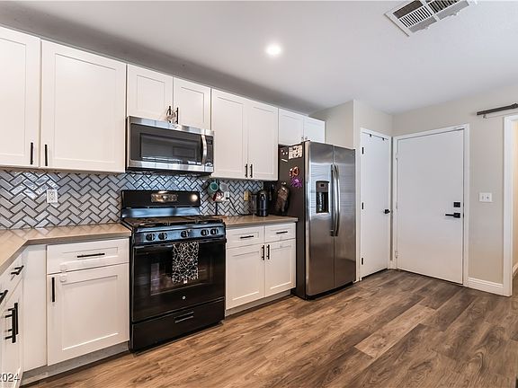 5th image of 8740 Majestic Pine Ave