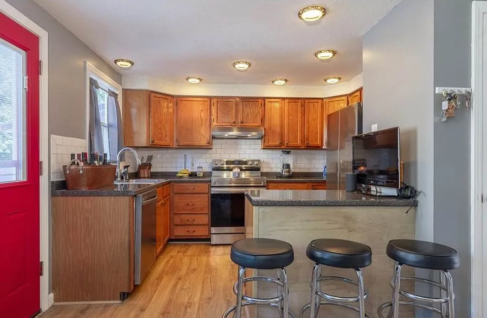 3 bed, 918 sqft, $1,550 — Photo 2