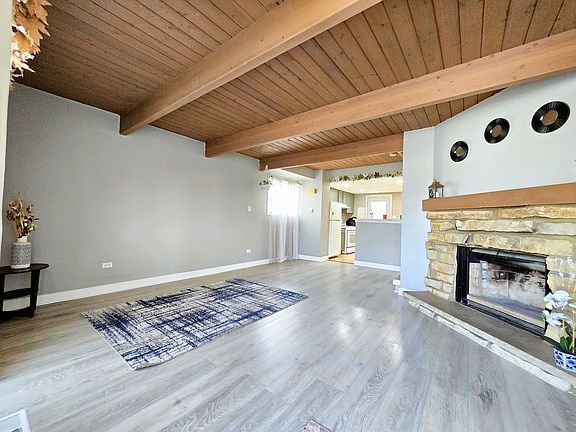 2nd image of 319 Meadow Green Ln