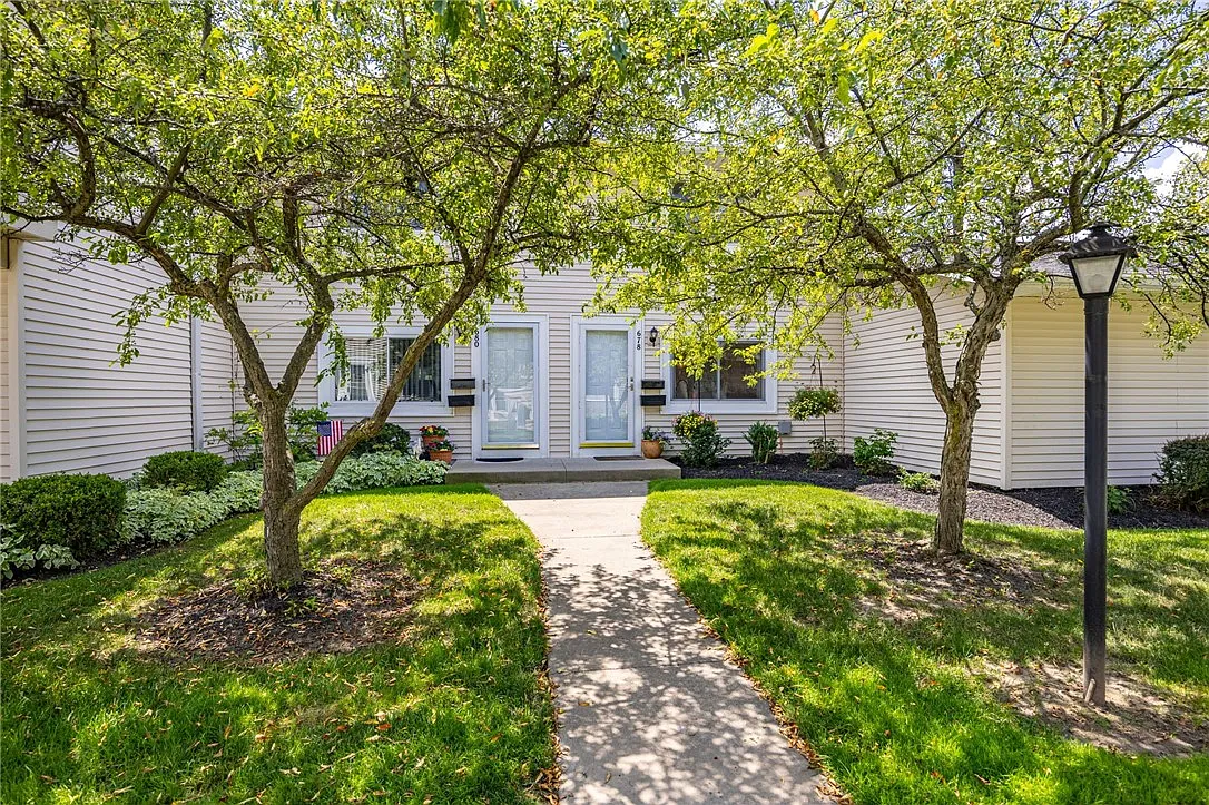 2 bed, 1.5 bath, 968 sqft, $2,100 — Photo 1