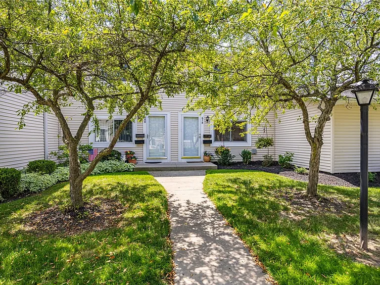 678 Eastbrooke Ln — Photo 1