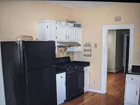 KITCHEN, FRIDGE, RANGE
