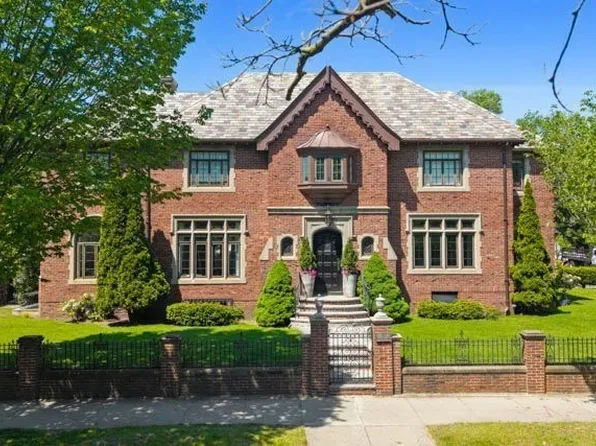 98 Carlton St, Brookline, MA 02446