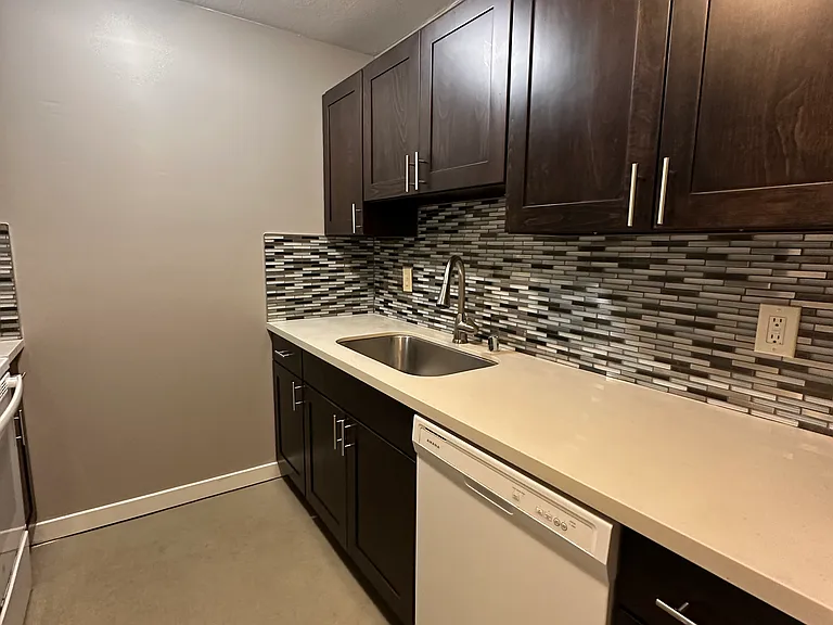 Emerald Place Apartments — Photo 1