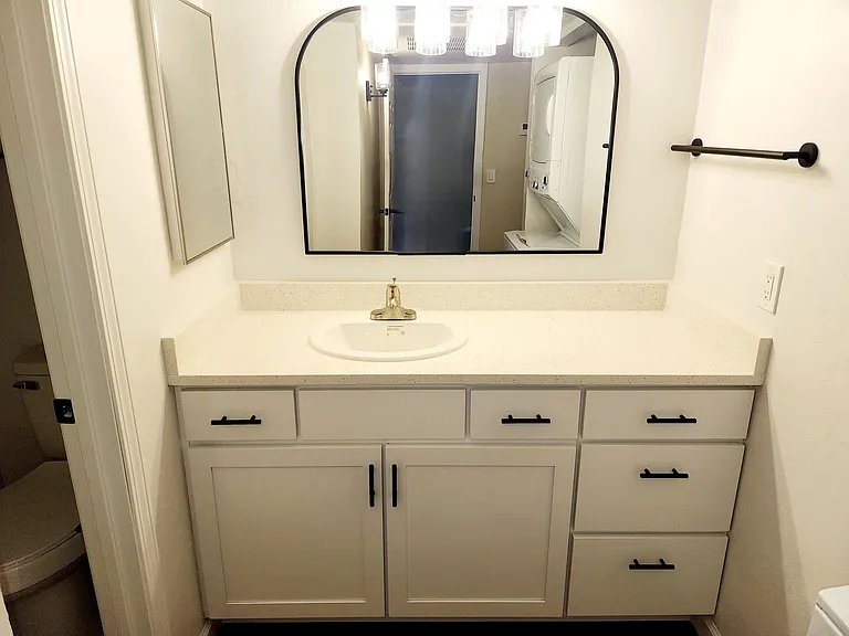 Broadway Proper Apartment ** One Month Free**W/D Included — Photo 29