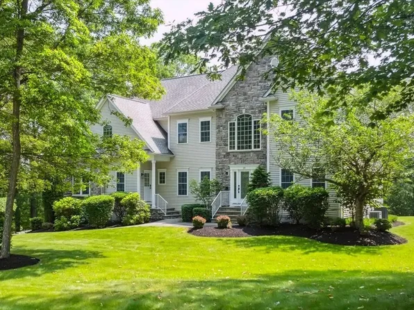 20 October Dr, Franklin, MA 02038