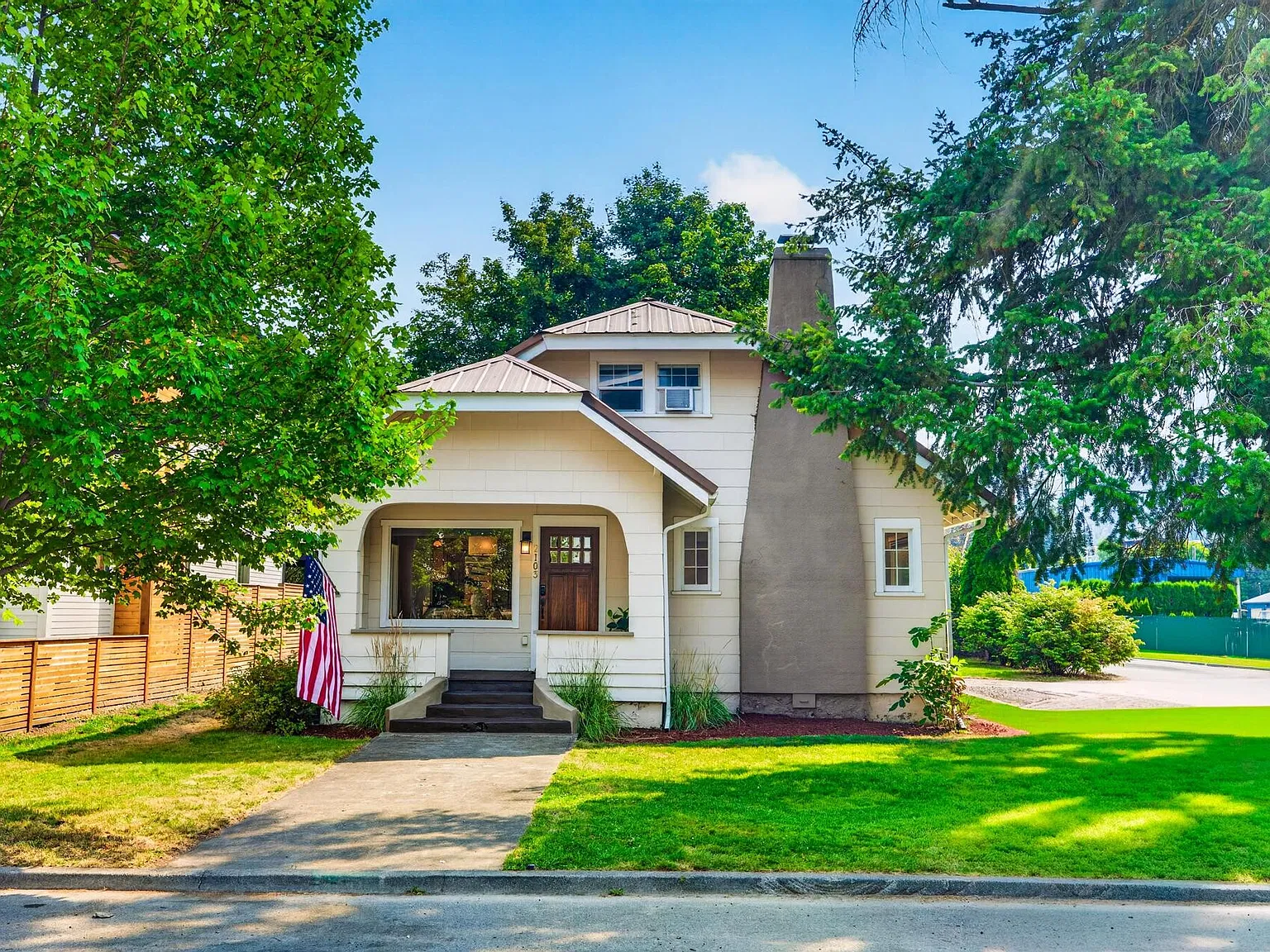 Charming 3BR 2BA 2048 sq ft. house near Sanders Beach — Photo 1