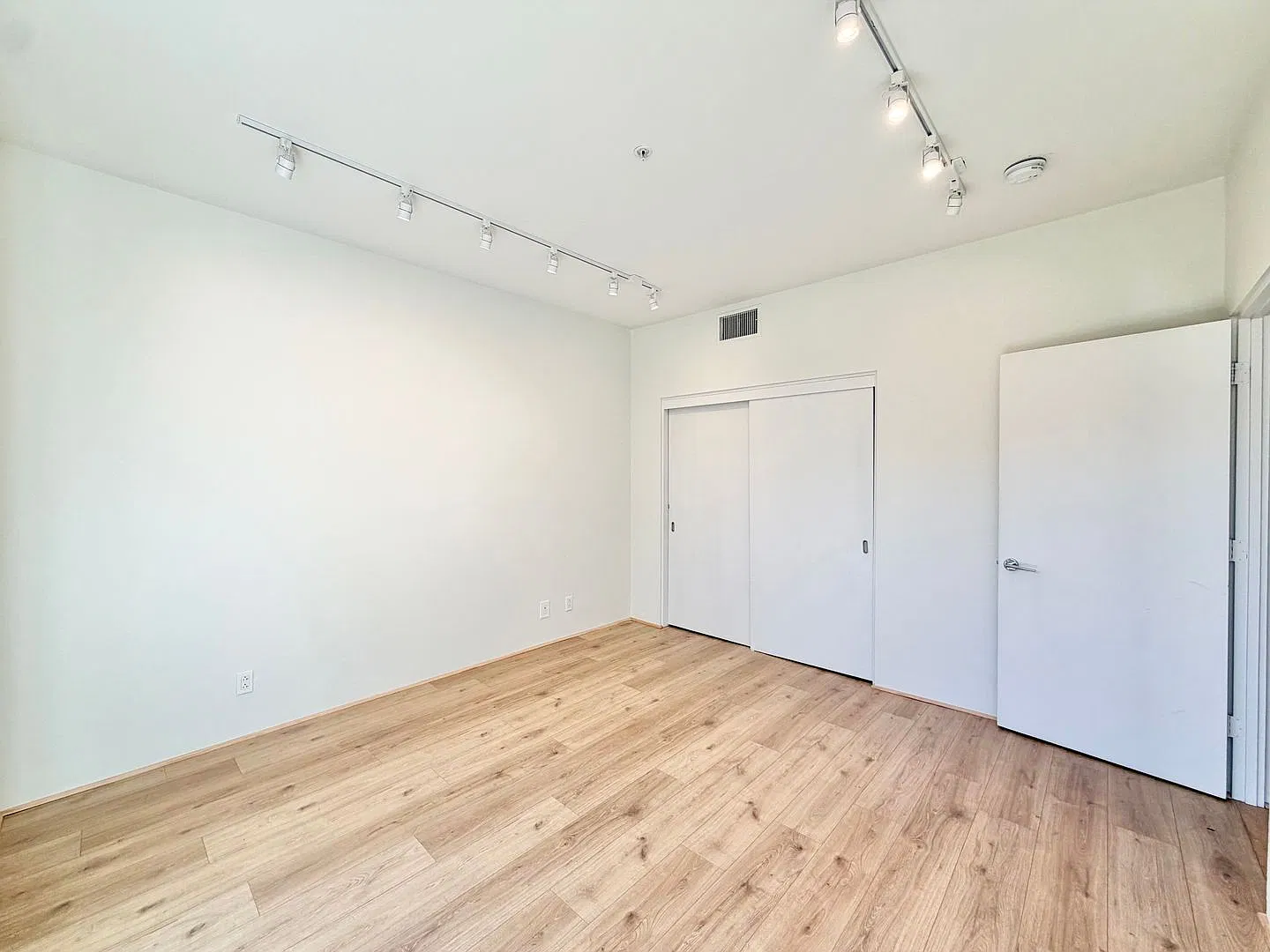 Available Now! Stunning 2 Bed / 2 Bath Loft In Palm Springs! — Photo 4