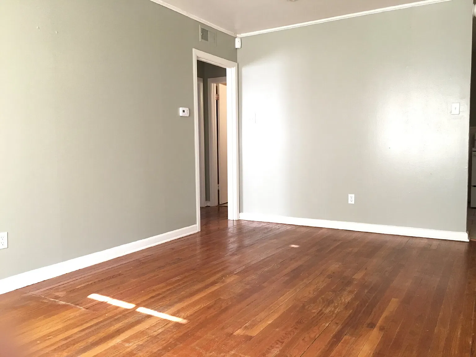 2 bed, 1.0 bath, 816 sqft, $995 — Photo 2