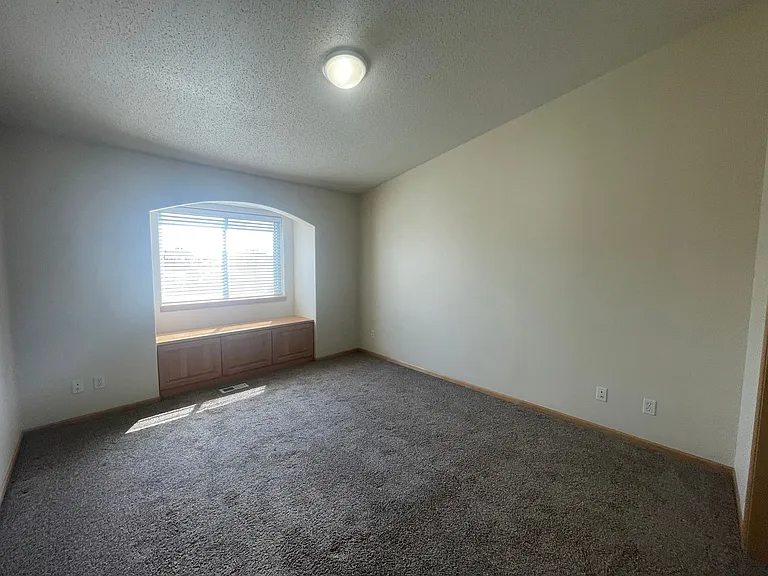 1074 Parkway Dr — Photo 6