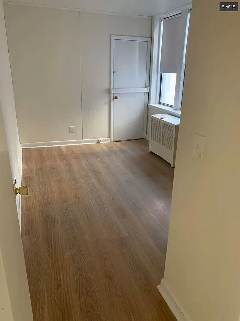 Charming 3 Bedroom-No Broker Fee — Photo 3