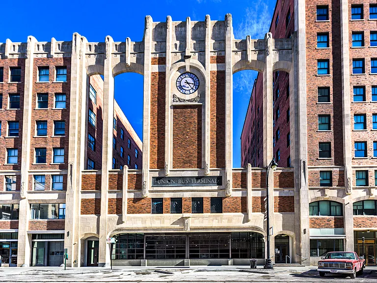 Pickwick Plaza