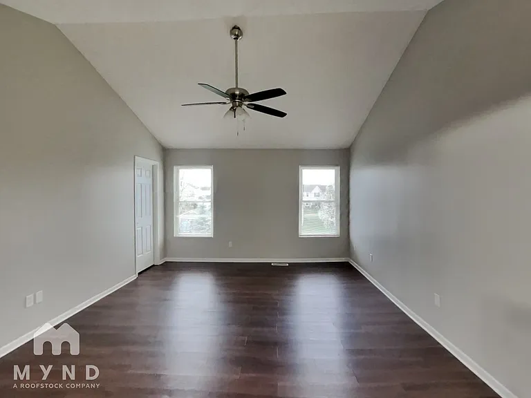 585 Allis Pl E — Photo 11