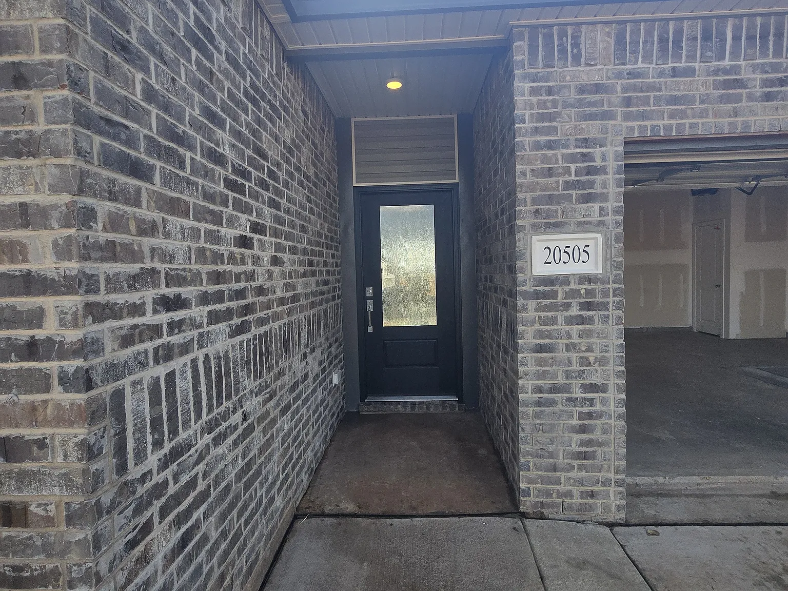 3 bed, 1604 sqft, $1,975 — Photo 2