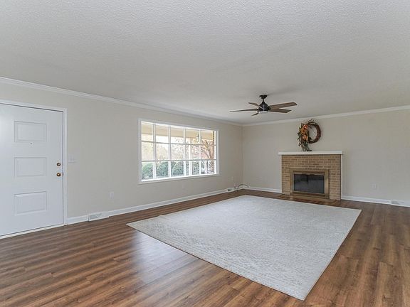 3rd image of 8 Heathwood Cir