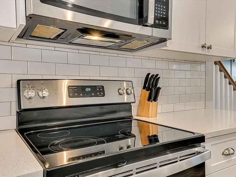 1055 Linsmore Ave — Photo 17
