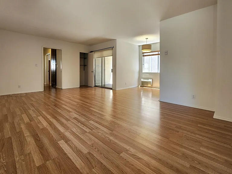 1850 Greenfield Ave #8 — Photo 6