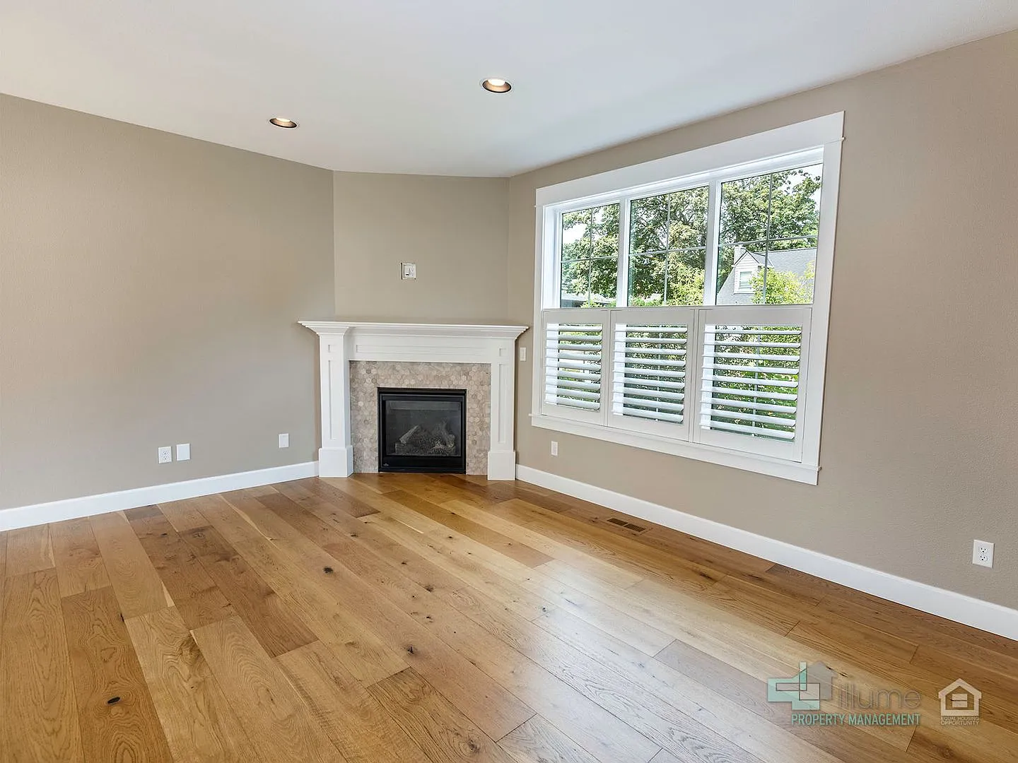 Location, Location, Location! Beautiful 3 Bedroom Townhome in First Addition — Photo 3