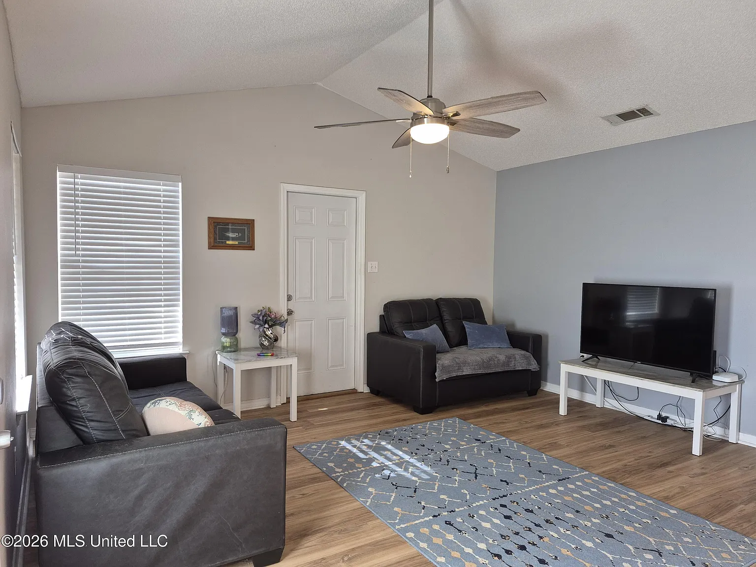 3 bed, 2.0 bath, 1244 sqft, $1,800 — Photo 3