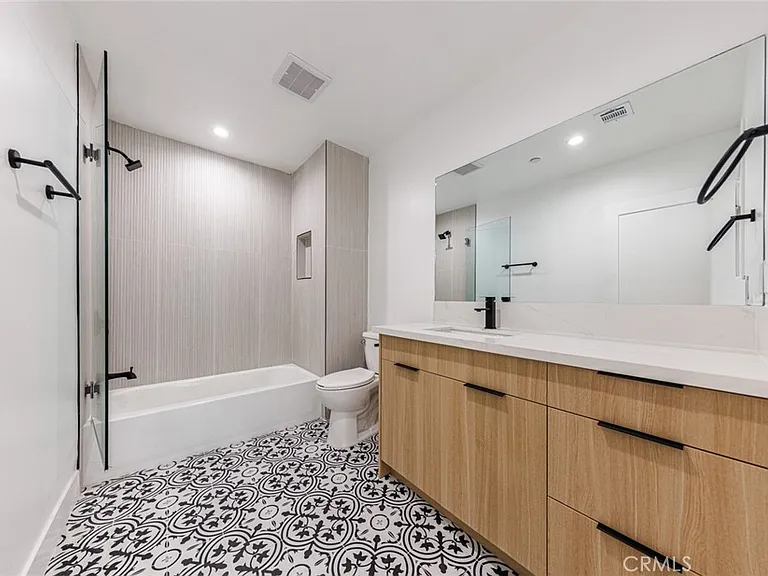 1065 S Corning St #C — Photo 16