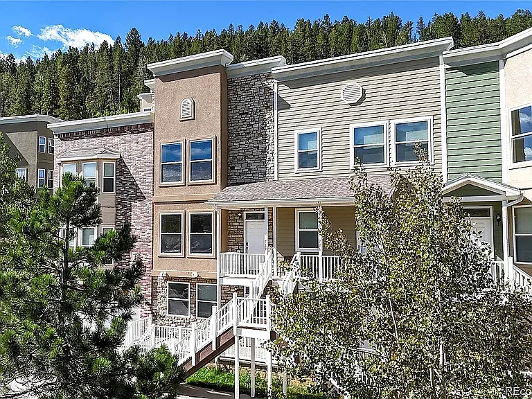 3 bed, 2283 sqft, $2,700 — Photo 1