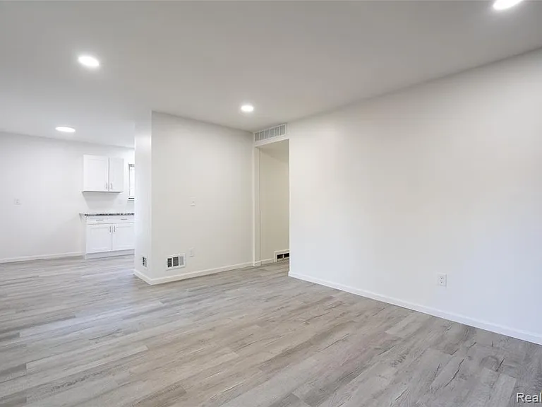 8095 Syracuse St — Photo 10