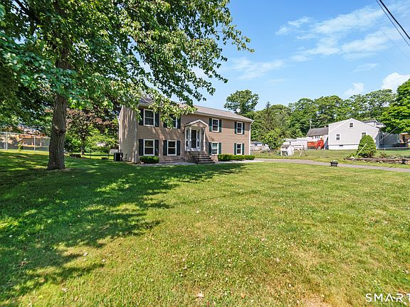 3rd image of 24 Maple Avenue