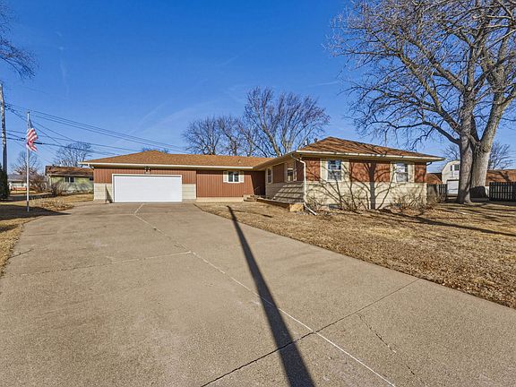 3rd image of 221 Hilltop Ct